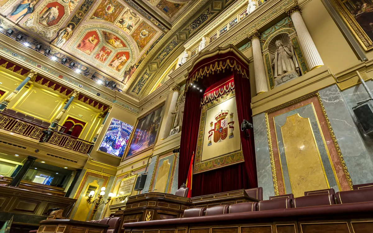 Interior del hemiciclo del Congreso de los Diputados con la presidencia y el techo decorado