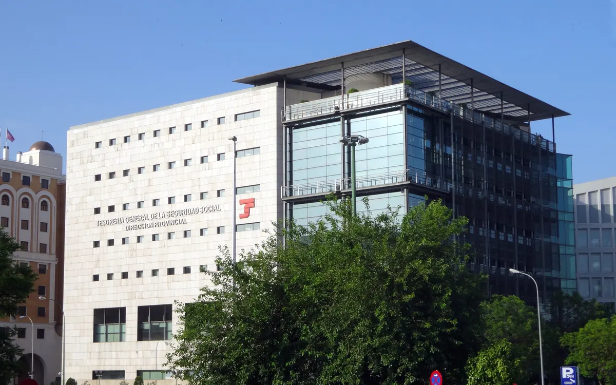 Edificio de la Tesorería General de la Seguridad Social en Sevilla con árboles delante
