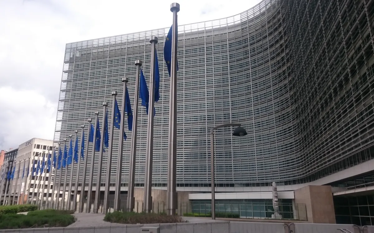 Edificio Berlaymont de la Comisión Europea en Bruselas con banderas de la Unión Europea