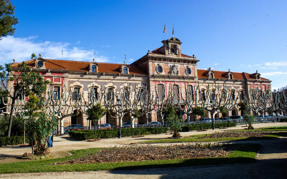 Fachada del Parlament de Catalunya en Barcelona desde los jardines del parque