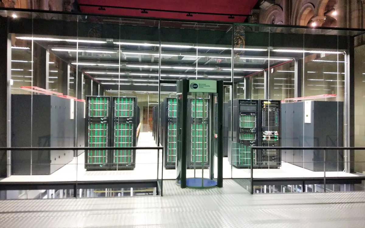 Supercomputador MareNostrum 4 en la capilla del Barcelona Supercomputing Center tras un cristal